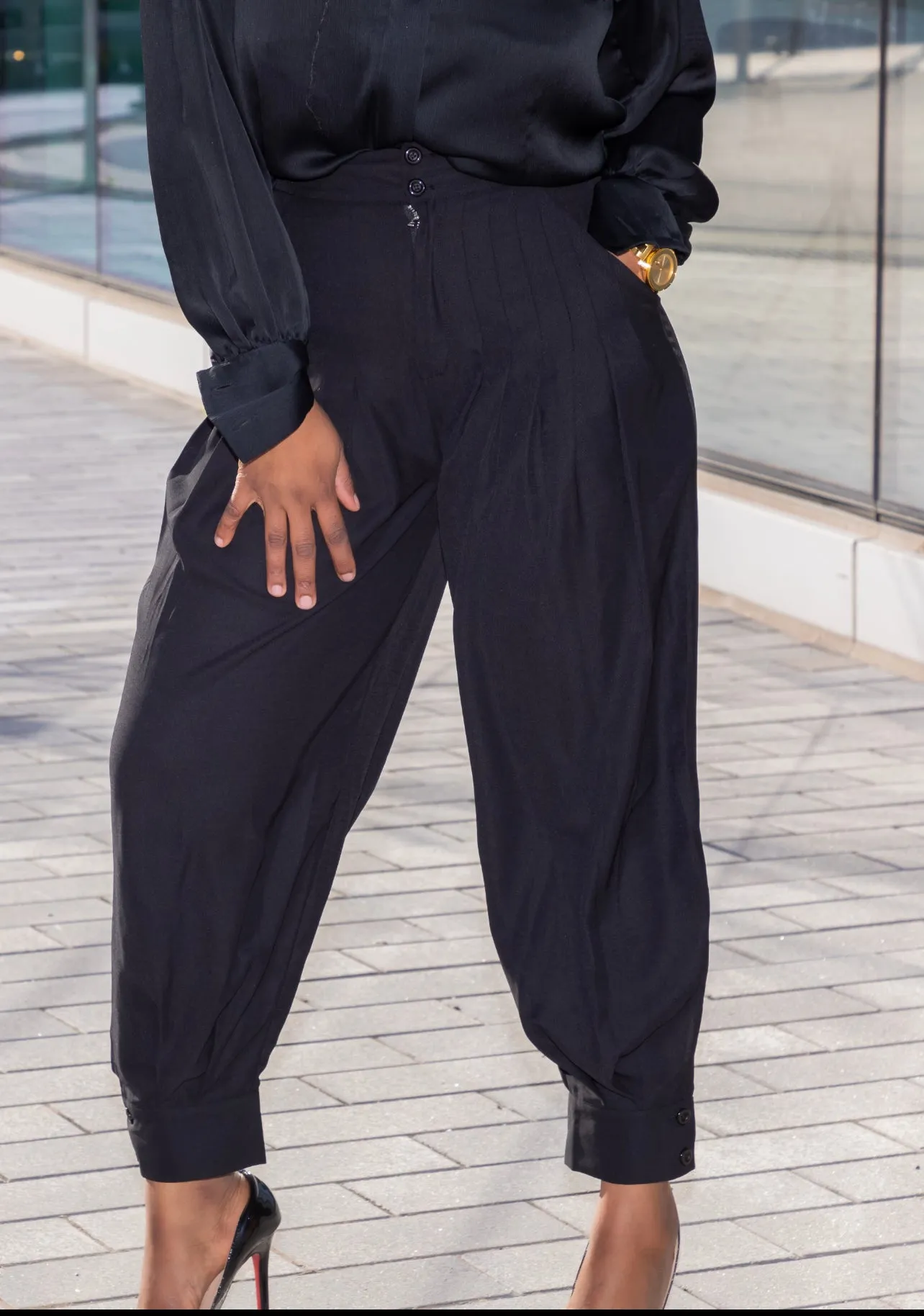 BLACK PLEATED PANTS